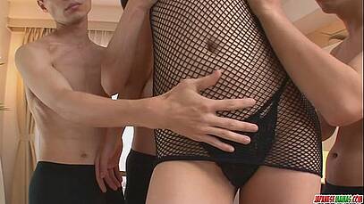 ช่วยน้องเค้าด้วย น้องเค้าโดนรุม