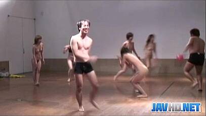 เย็ดกันในวงโรงระบำ