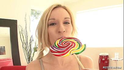 คนสวยโม๊คควยไม่เป็นคูขาจัดอมยิ้มให้ลองฝึกดู