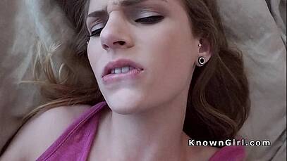 พี่เลี้ยงสาวพอเลี้ยงสาวหลับก็มาเย็ดกับพ่อสาวต่อ