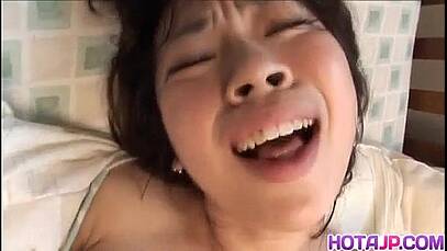 แอ่นจนหีโหนก เลยต้องเอาลิ้นกดลงไป ร้องสะท้าน