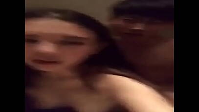 คลิปโป๊ไลฟ์สดนักศึกษาล่อกับผัวอวดเพื่อน ช่างกล้า