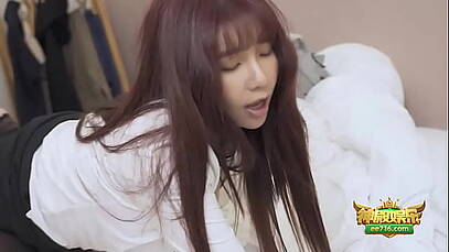 ในห้องนอนที่เต็มไปด้วยความเงี่ยนได้อารมณ์มากรุ่นพี่เงี่ยนจัดดูหนังxxxจีนเลยเข้าห้องรุ่นน้องขอเย็ดหีเอาควยให้รุ่นน้องโมก