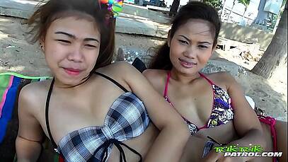 ออฟสาวเสริฟจากห้องอาหารไปเที่ยวที่ชายหาดทั้งสองคน