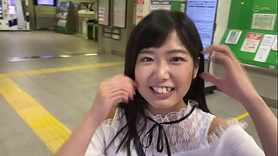 รุ่นพี่เอาลิ้นตวัดเม็ดแตดรุ่นน้อง อย่างหื่นมาก จนรุ่นน้องครางออกมาไม่ขาดปาก