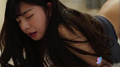 เมียชาวจีนผมคนนี้เก่งจริง ๆ เลยนะครับ ทั้งโมกควยให้ทั้งขึ้นข้างบนโยกควยอย่างสุดเสียวทั้งบดทั้งคว้านเสียวน้ำเงี่ยนแทบแตก