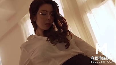 สามพี่น้องรุมเสียวรุ่นน้องที่ชวนเย็ด รุ่นน้องอมควยให้เสียวมาก