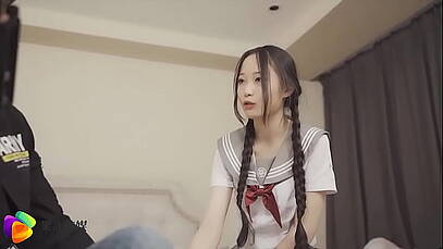 นักเรียนสาวจีนเล่นหนังโป๊ครับ  ถ่ายไปถ่ายมาคนที่ถ่ายเกิดอารมณ์เงี่ยนเลยเข้าไปเย็ดร่วมด้วยเลยครับ